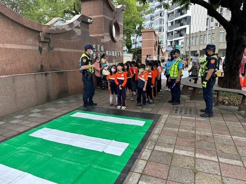 小朋友實境體驗大型車視野死角 落實交通安全